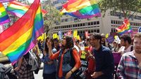 12:48 İzmir'de yürüyüş sürüyor. LGBT bireyler de 1 Mayıs'ta.