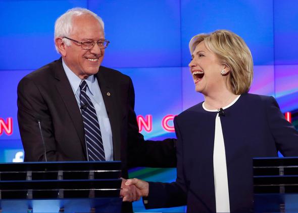 Sanders, rakibi H. Clinton ile tokalaşırken.