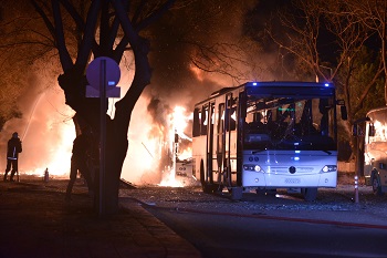 Ankara'daki bombalı saldırının ardından yanmakta olan bir otobüs.