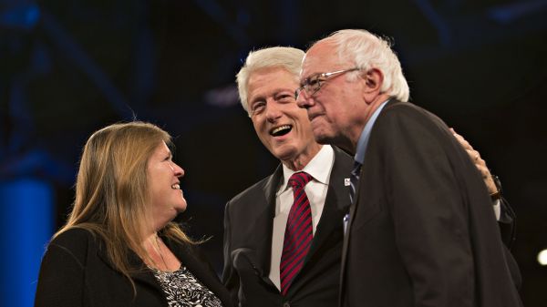 Sanders, Bill Clinton ile birlikte.