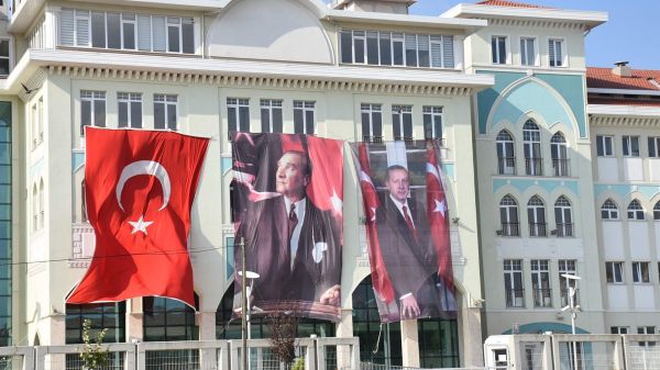 Kapatılan bir cemaat okulunda Atatürk ve Erdoğan posteri asılı halde.